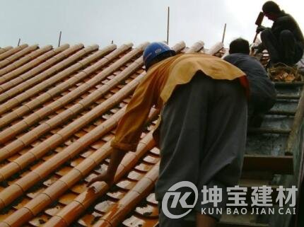 農村屋頂蓋琉璃瓦的坡度多少？多少錢一塊？安裝步驟是什么？